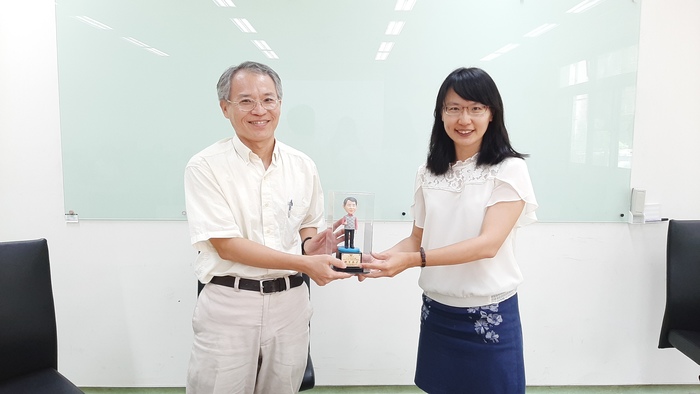 學士班主任交接(左:吳劍侯教授 右:黃郁棻教授)